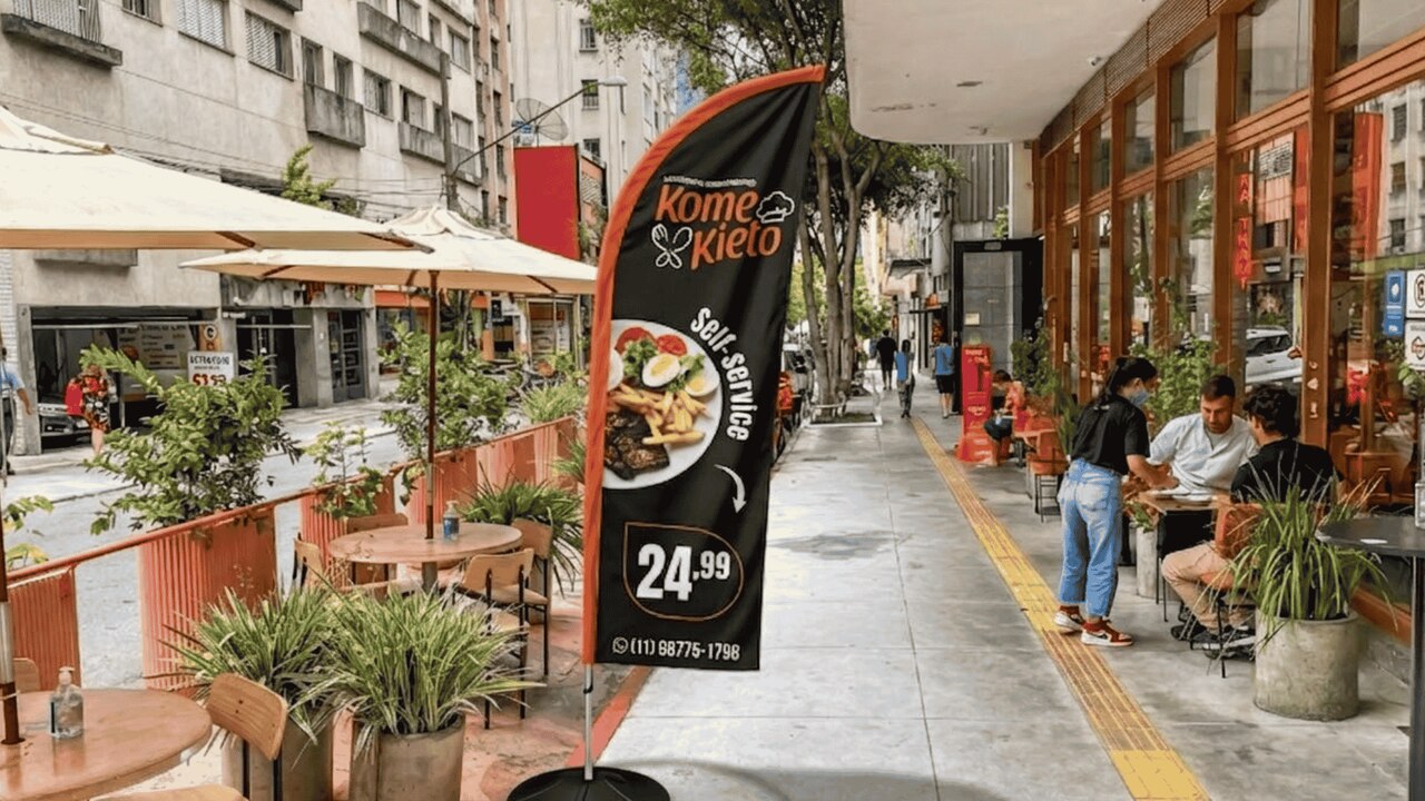 wind-banner-personalizado-fachada-cotia Wind banner personalizado para restaurante e lanchonete em Cotia.